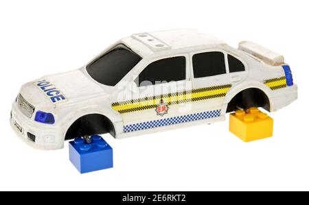 Spielzeug Polizei Patrol Auto ohne Räder auf einem weißen Hintergrund Stockfoto