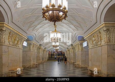 Bögen in weißem Marmor und gekrönt mit Keramik Flachrelief Friesen im Inneren der Prospekt Miro U-Bahn-Station Koltsevaya Linie in der Stadt Moskau, Russland Stockfoto