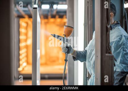 Pulverbeschichtungsprozess von Metallprodukten Stockfoto