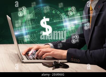 Business Hand arbeiten an der Börse mit Dollar-Symbole kommen Aus dem Laptop-Bildschirm Stockfoto
