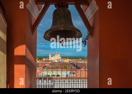 Stadtbild von einem Glockenturm mit Blick auf die Kathedrale und den Nicaraguasee, Granada City, Nicaragua. Stockfoto