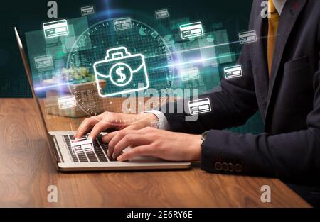Business Hand arbeiten an der Börse mit Aktenkoffer Symbole kommen Aus dem Laptop-Bildschirm Stockfoto