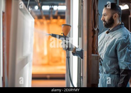 Pulverbeschichtungsprozess von Metallprodukten Stockfoto