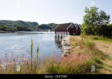 Bunte Bootshäuser am Hafen von Svenevik, Südnorwegen Stockfoto