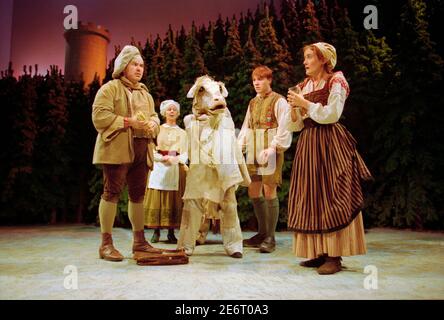 l-r: Nicholas Holder (The Baker), Sheila Reid (Jack’s Mother), Milky White (The Cow), Christopher Pizzey (Jack), Sophie Thompson (The Baker's Wife) in INTO THE WOODS at the Donmar Warehouse, London WC2 16/11/1998 Musik & Texte: Stephen Sondheim Buch: James Lapine Design: Bob Crowley Beleuchtung: Paul Pyant Regie: John Crowley Stockfoto