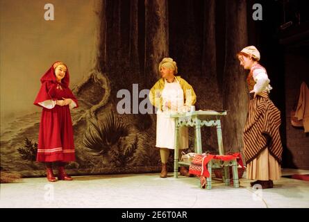 l-r: Sheridan Smith (Red Riding Hood), Nicholas Holder (The Baker), Sophie Thompson (The Baker's Wife) in INTO THE WOODS at the Donmar Warehouse, London WC2 16/11/1998 Musik & Text: Stephen Sondheim Buch: James Lapine Design: Bob Crowley Beleuchtung: Paul Pyant Regie: John Crowley Stockfoto