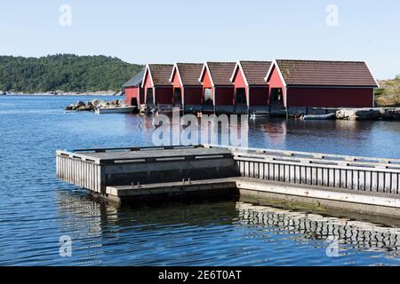 Bunte Bootshäuser am Hafen von Svenevik, Südnorwegen Stockfoto