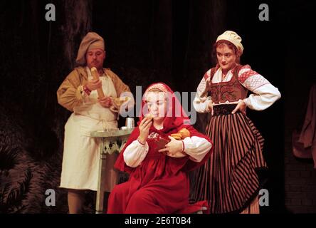 l-r: Nicholas Holder (The Baker), Sheridan Smith (Red Riding Hood), Sophie Thompson (The Baker's Wife) in INTO THE WOODS at the Donmar Warehouse, London WC2 16/11/1998 Musik & Text: Stephen Sondheim Buch: James Lapine Design: Bob Crowley Beleuchtung: Paul Pyant Regie: John Crowley Stockfoto