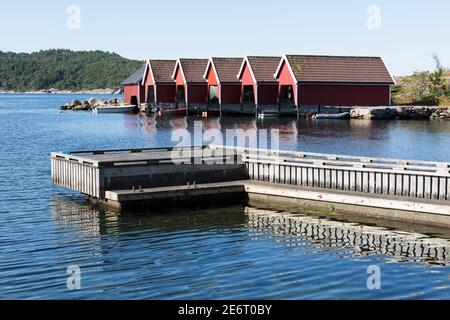 Bunte Bootshäuser am Hafen von Svenevik, Südnorwegen Stockfoto