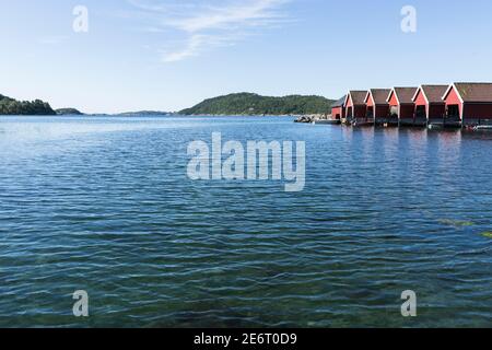 Bunte Bootshäuser am Hafen von Svenevik, Südnorwegen Stockfoto