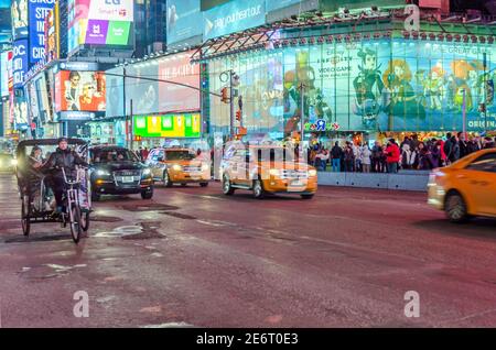 Times Square in Midtown Manhattan bei Nacht. Verkehr auf der Straße und Spielzeug R US Store im Hintergrund. New York City, USA Stockfoto