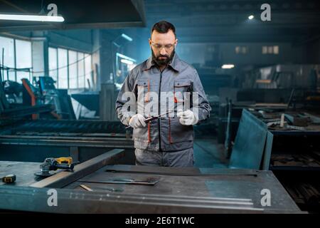 Arbeiter in der Metallindustrie in der Fabrik in Arbeitskleidung Stockfoto