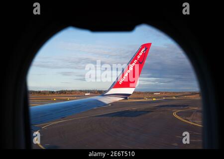 ARLANDA, SCHWEDEN- 23. OKTOBER 2015:Flugzeug, von Norwegian, auf einer Start- und Landebahn am Flughafen Arlanda. Stockfoto