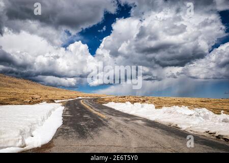 Die höchste asphaltierte Straße Nordamerikas führt auf den Mount Evans, Colorado Stockfoto