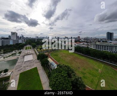 Luftaufnahme des West Irian Liberation Monument in der Innenstadt von Jakarta und Lärmwolke mit Jakarta Stadtbild. JAKARTA - Indonesien. Januar 30, 2021 Stockfoto