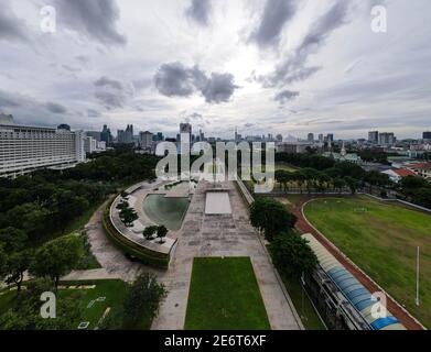 Luftaufnahme des West Irian Liberation Monument in der Innenstadt von Jakarta und Lärmwolke mit Jakarta Stadtbild. JAKARTA - Indonesien. Januar 30, 2021 Stockfoto