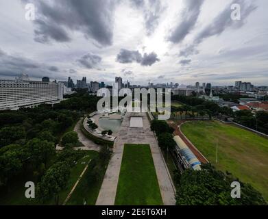 Luftaufnahme des West Irian Liberation Monument in der Innenstadt von Jakarta und Lärmwolke mit Jakarta Stadtbild. JAKARTA - Indonesien. Januar 30, 2021 Stockfoto