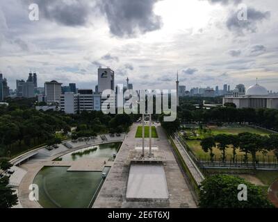 Luftaufnahme des West Irian Liberation Monument in der Innenstadt von Jakarta und Lärmwolke mit Jakarta Stadtbild. JAKARTA - Indonesien. Januar 30, 2021 Stockfoto