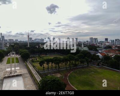 Luftaufnahme des West Irian Liberation Monument in der Innenstadt von Jakarta und Lärmwolke mit Jakarta Stadtbild. JAKARTA - Indonesien. Januar 30, 2021 Stockfoto