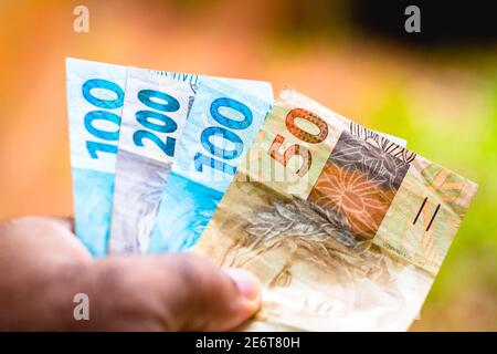 In dieser Fototafel werden die fünfundhundert und zweihundert Reien Banknoten gezeigt. Der Real ist das aktuelle Geld in Brasilien Stockfoto