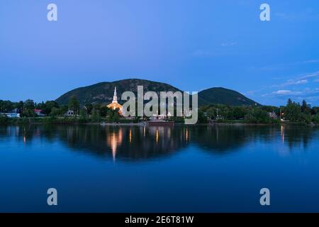 Berg bei Sonnenuntergang, Mont Saint-Hilaire, Quebec, Kanada Stockfoto