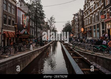 Schöne Amsterdamer Grachten mit typischen Häusern Rotlichtviertel Stockfoto