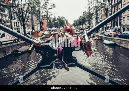 Schleusen in einer Brücke über die schönen Amsterdamer Grachten Stockfoto