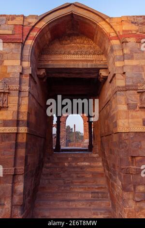 Qutub Minar ist ein UNESCO-Weltkulturerbe Gebiet von Neu-Delhi, Indien mit so viel Architekturen und Gebäude Stockfoto