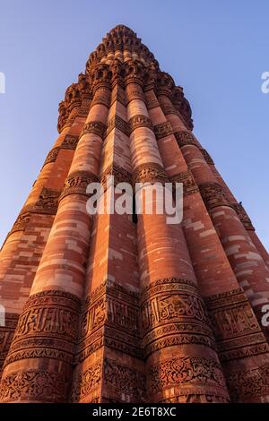 Qutub Minar ist ein UNESCO-Weltkulturerbe Gebiet von Neu-Delhi, Indien mit so viel Architekturen und Gebäude Stockfoto