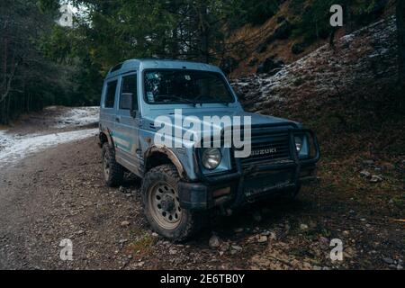 Liptovsky Mikulas, Slowakei - Januar 4,2020: Suzuki Samurai im Wald. Kompakte Allradantrieb Off Road und Sport Utility Vehicle Stockfoto