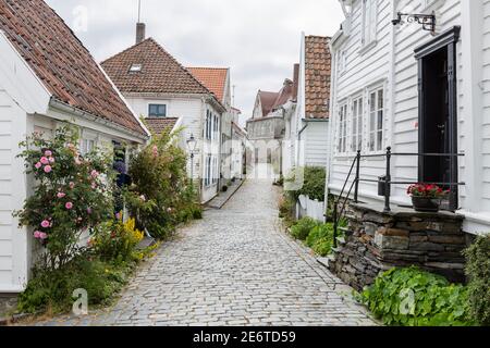 Schöne Gasse mit weißen verklemmten Häusern in der Altstadt von Stavanger, Norwegen Stockfoto