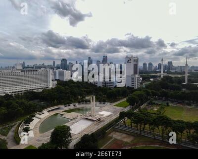 Luftaufnahme des West Irian Liberation Monument in der Innenstadt von Jakarta und Lärmwolke mit Jakarta Stadtbild. JAKARTA - Indonesien. Januar 30, 2021 Stockfoto