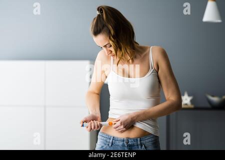 Medikamente Selbstinjektion Im Bauch Mit Spritze Mit Medikament Stockfoto