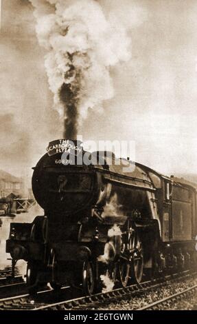 Ein historisches altes Foto der Dampflokomotive Scarborough Flyer (60870). 1927 von der London North Eastern Railway Company gegründet, lief der Scarborough Special Service von London nach Scarborough und Whitby (UK) bis zum Ausbruch des Zweiten Weltkriegs, wurde aber im Juni 1950 als Seaside 'Summer Special wieder aufgenommen und blieb bis September 1963 in Betrieb. Verschiedene Dampflokomotiven wurden verwendet, einschließlich der auf dem Foto gezeigten (Buit in Darlington 1939 - verschrottet 1963). Das moderne Hotel trägt den Namen Scarborough Spa Express. Stockfoto