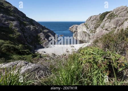 Sandvika Bucht und Strand am Brufjell Berg in Südnorwegen Stockfoto