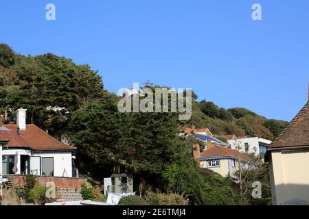 Klippenhäuser mit Meerblick von der Riviera, Sandgate, Folkestone, Kent, England, Vereinigtes Königreich Stockfoto