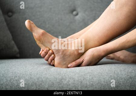 Frau Gefühl Achillesferse Schmerzen im Bett Stockfoto