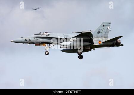 Spanische Luftwaffe McDonnell Douglas EF-18A Hornet C15-57 Kampfjet Ankunft und Landung auf dem Luftwaffenstützpunkt Leeuwarden Stockfoto