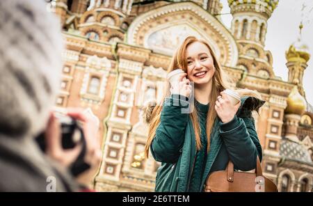 Glückliche Freundinnen, die Winterreisefoto bei ' Savior on Verschüttete Blut ' Kirche in Sankt Petersburg - Freundschaft Fernweh Konzept Stockfoto