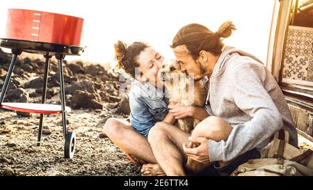 Hipster-Paar und niedlichen Hund entspannen von Reise auf Oldtimer Mini-Van Transport - Wander Lifestyle-Konzept mit indy Menschen Auf Minivan Abenteuer Reise Stockfoto