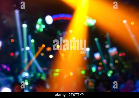 Defokussierte Hintergrund mit abstraktem Bokeh von Laser-Show in modern Disco Party Night Club - Nightlife Konzept mit Musik und Unterhaltung Stockfoto