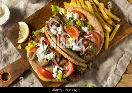 Hausgemachtes griechisches Gyro Sandwich mit Tzatziki Tomate und einem Salat Stockfoto