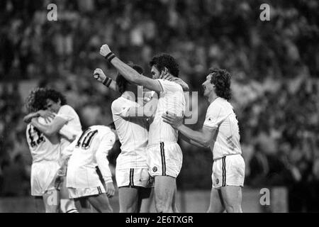 Europameisterschaft Finale in Rotterdam 26 5 82 Aston Villa v Bayern München Peter Witthe feiert mit Kenny Swain Stockfoto