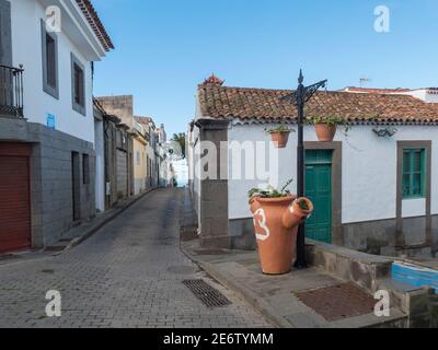 Firgas, Gran Canaria, Kanarische Inseln, Spanien 13. Dezember 2020: Blick auf die Altstadt Firgas Straßen Stockfoto