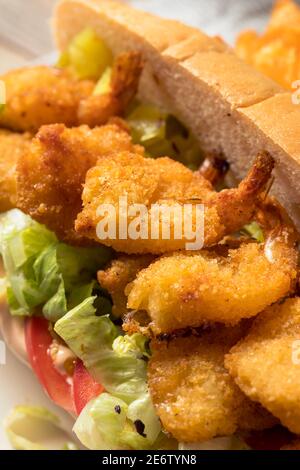 Hausgemachtes Shrimp Po Boy Sandwich mit Salat und Tomaten Stockfoto