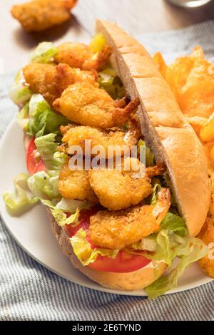 Hausgemachtes Shrimp Po Boy Sandwich mit Salat und Tomaten Stockfoto