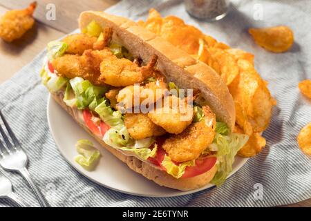 Hausgemachtes Shrimp Po Boy Sandwich mit Salat und Tomaten Stockfoto