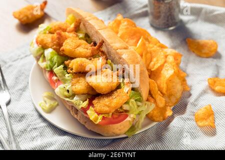 Hausgemachtes Shrimp Po Boy Sandwich mit Salat und Tomaten Stockfoto