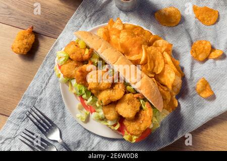 Hausgemachtes Shrimp Po Boy Sandwich mit Salat und Tomaten Stockfoto