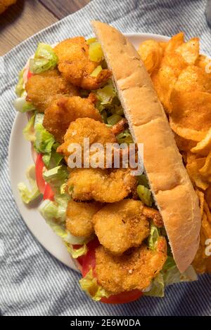 Hausgemachtes Shrimp Po Boy Sandwich mit Salat und Tomaten Stockfoto